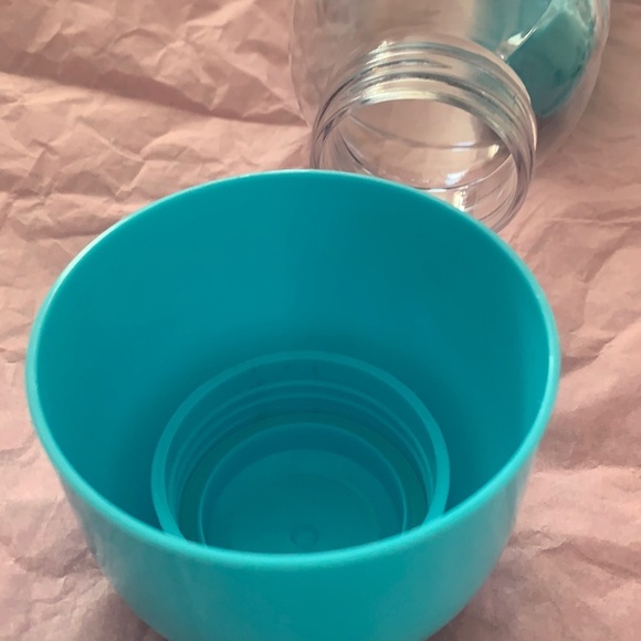 Water bottle that holds medicine pills with days - Picture 4 of 8